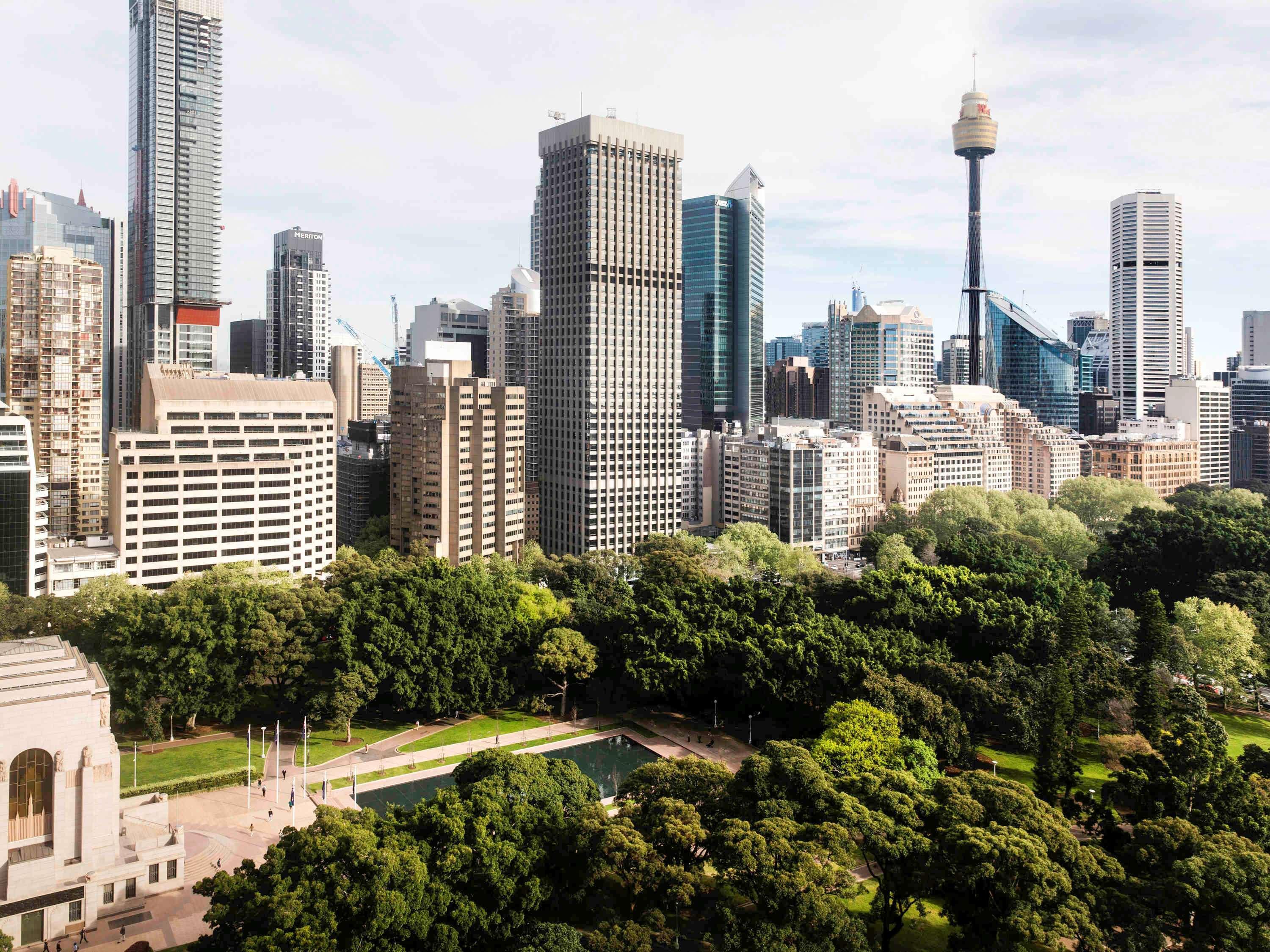 Pullman Sydney Hyde Park Hotel Ngoại thất bức ảnh The proposed new World Trade Centre, with the Sydney CBD in the background
