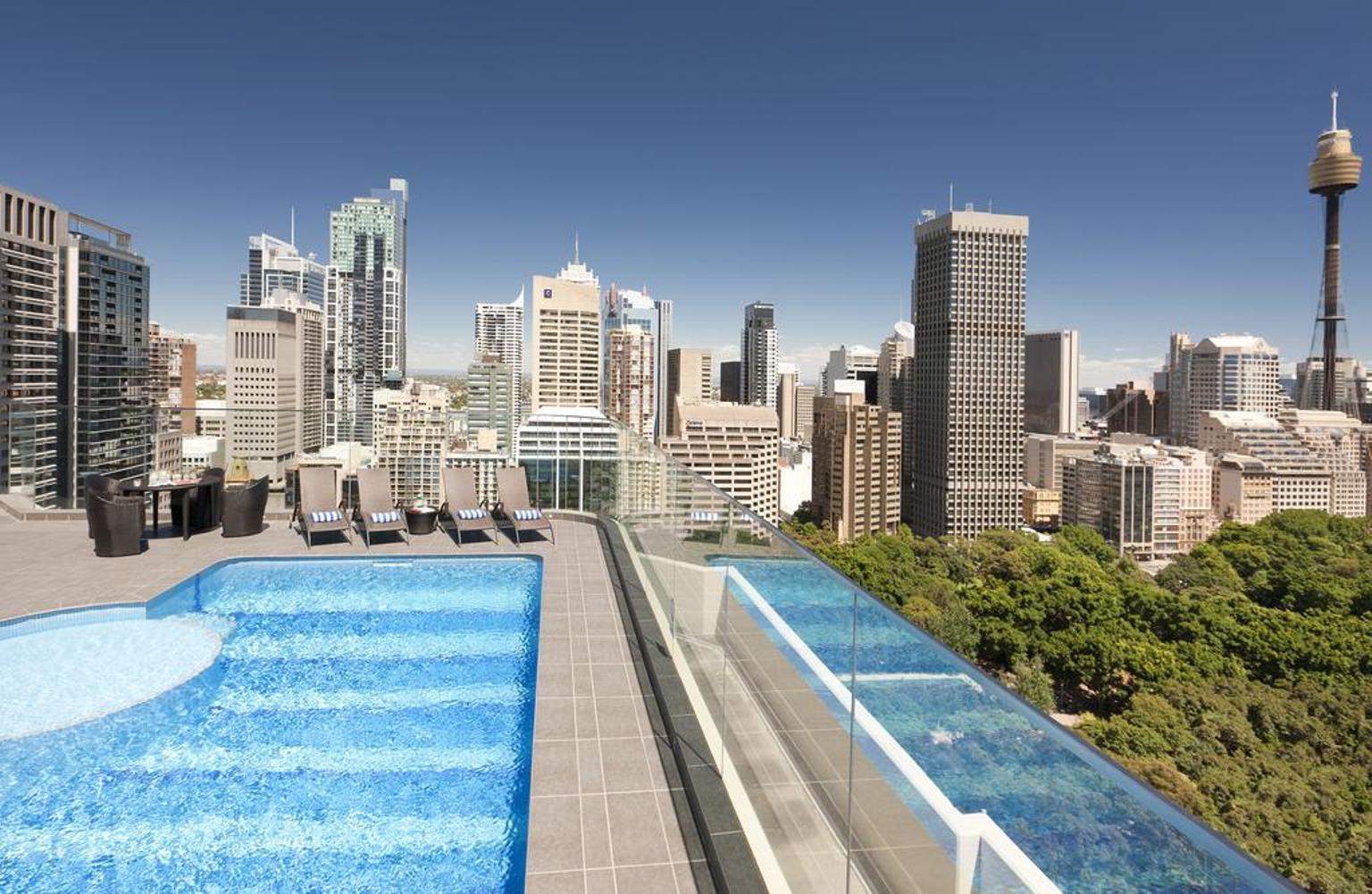 Pullman Sydney Hyde Park Hotel Ngoại thất bức ảnh The rooftop pool at the Emporium Hotel South Bank