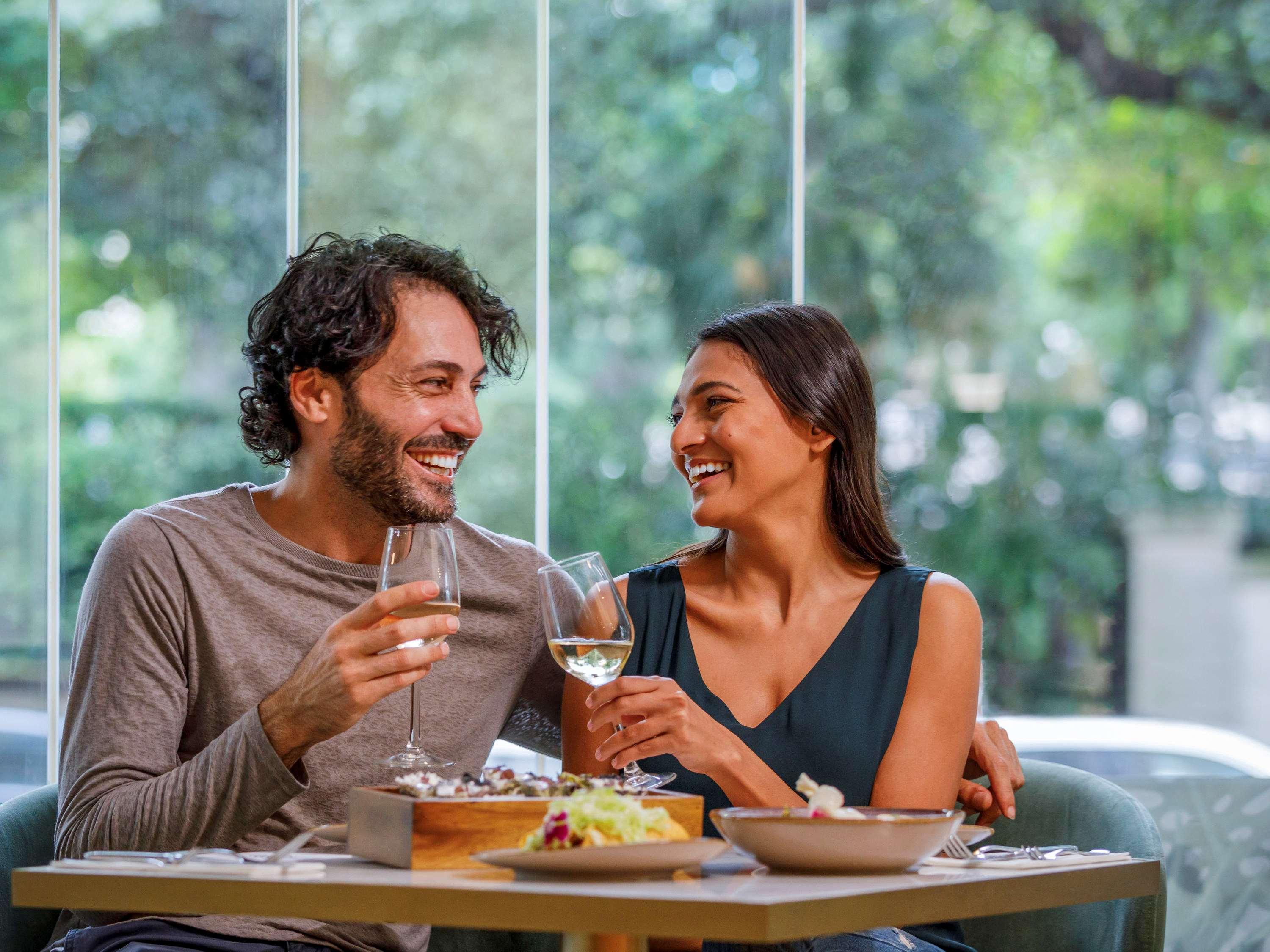 Pullman Sydney Hyde Park Hotel Ngoại thất bức ảnh A couple dining together