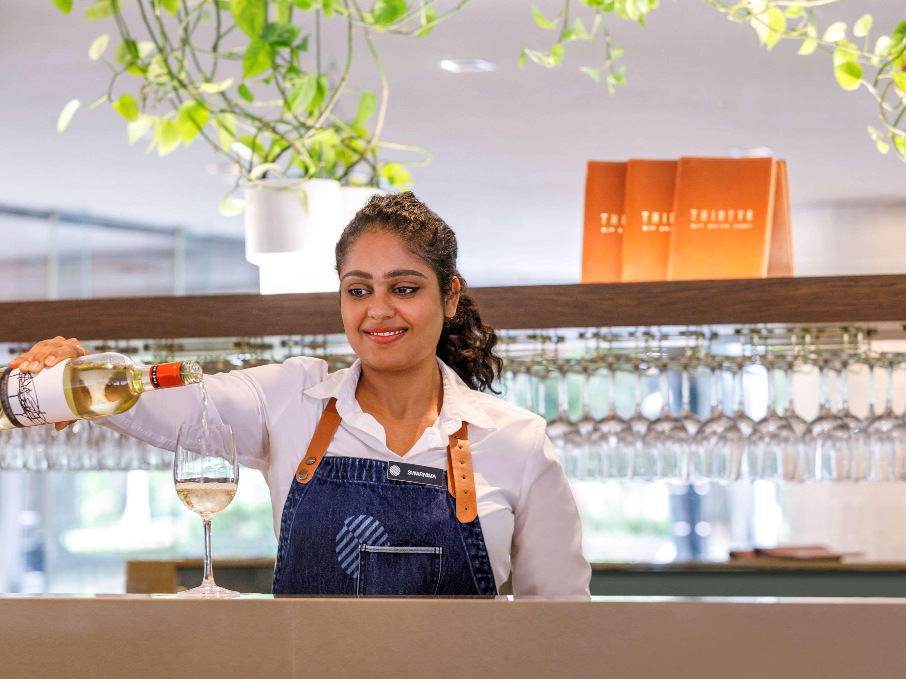 Pullman Sydney Hyde Park Hotel Ngoại thất bức ảnh A bartender at work