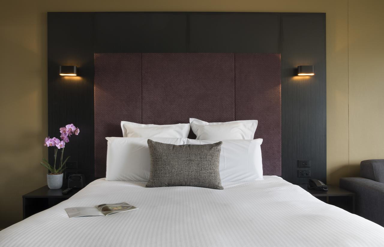 Pullman Sydney Hyde Park Hotel Ngoại thất bức ảnh A bedroom at the hotel